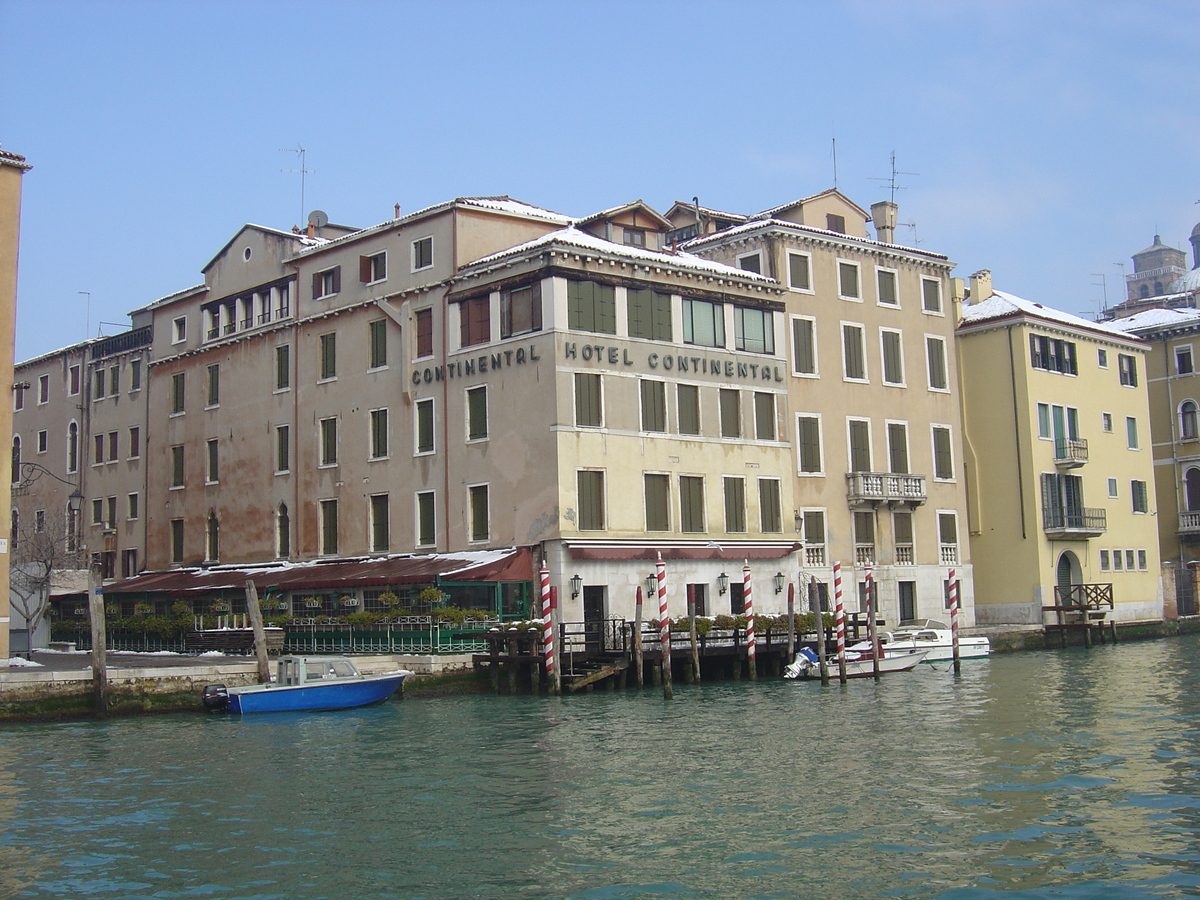 Picture Italy Venice 2005-03 273 - Hotel Pools Venice