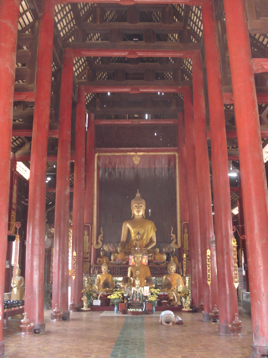 Picture Thailand Chiang Mai Inside Canal Wat Chediluang Varaviharn temple 2006-04 24 - Savings Wat Chediluang Varaviharn temple