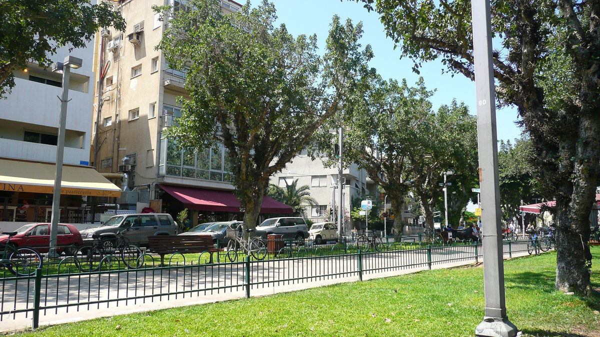 Picture Israel Tel Aviv Rothschild Street 2007-06 15 - Shopping Rothschild Street