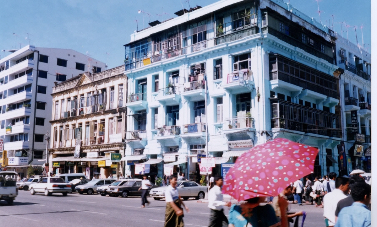 Picture Myanmar Yangon 1998-01 9 - Hotel Pool Yangon