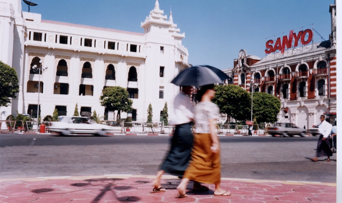 Picture Myanmar Yangon 1998-01 3 - Shopping Yangon