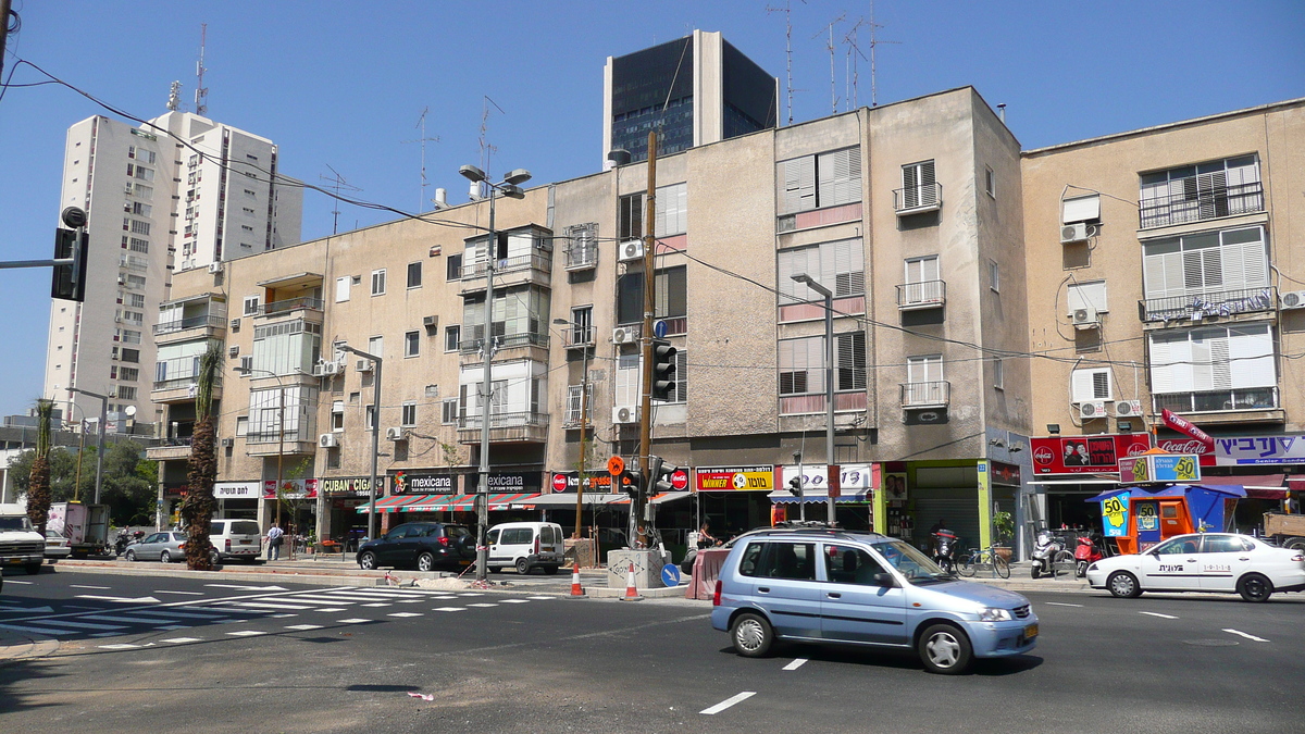 Picture Israel Tel Aviv Ibn Gvirol Street 2007-06 24 - City Sight Ibn Gvirol Street