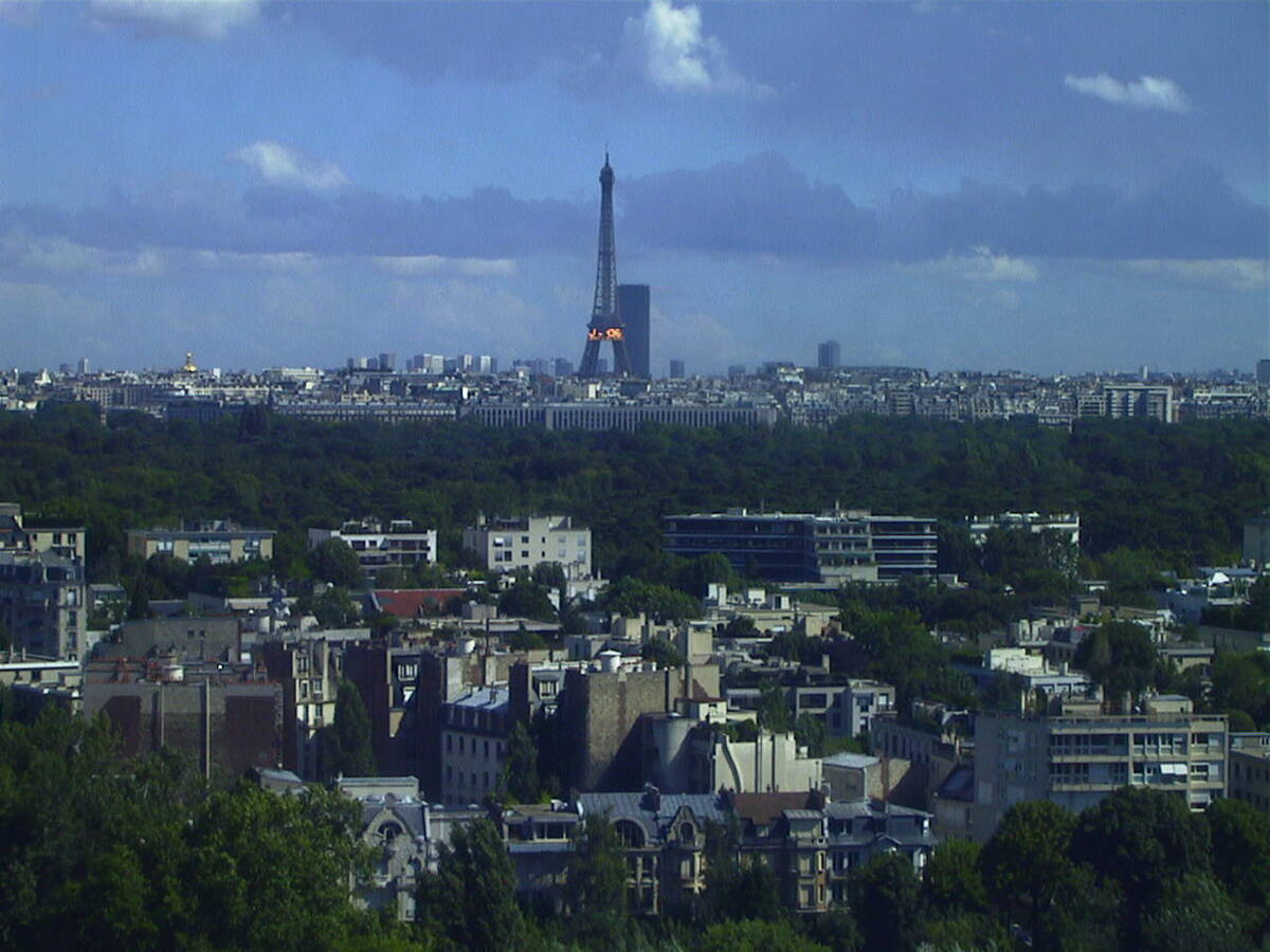 Picture France Paris 1999-08 1 - Saving Paris