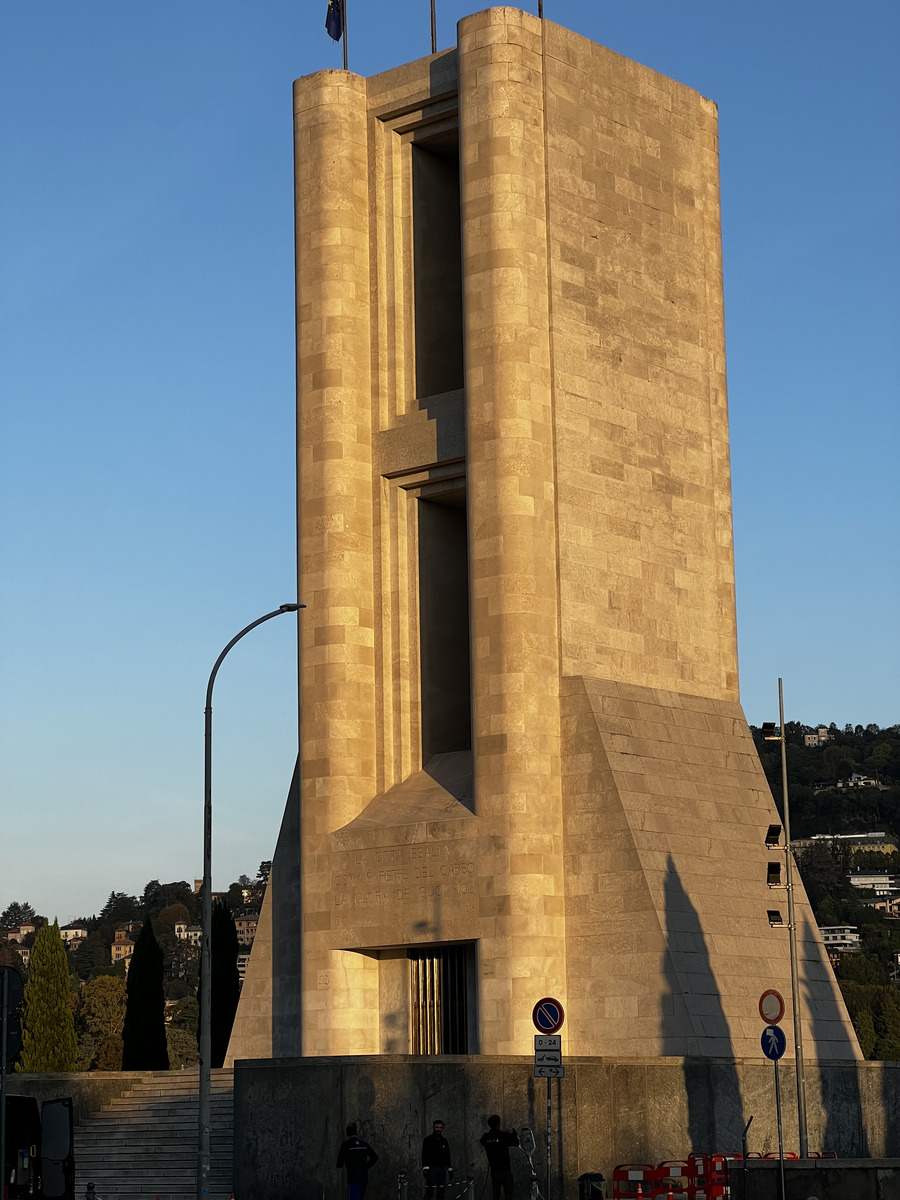 Picture Italy Como 2023-10 5 - Monument Como