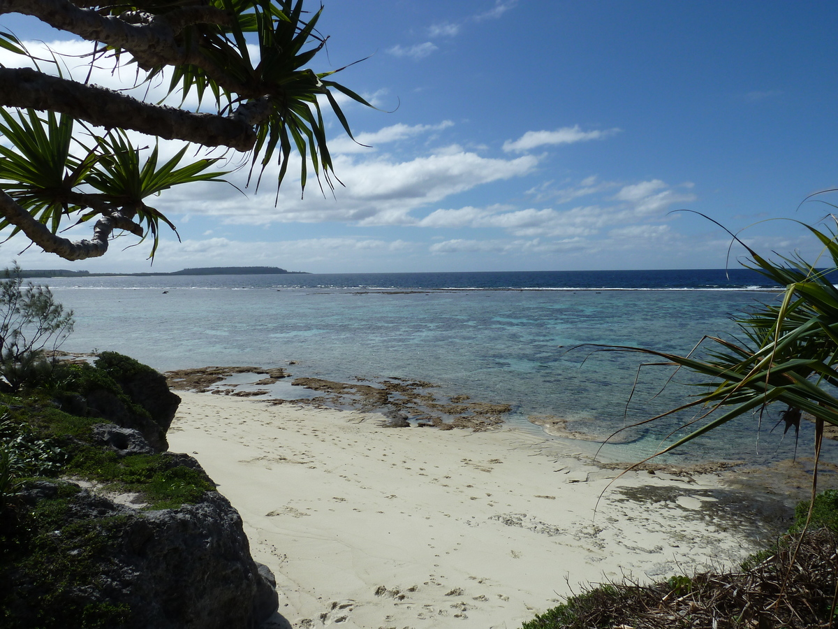 Picture New Caledonia Lifou Mu 2010-05 12 - Hotel Pools Mu