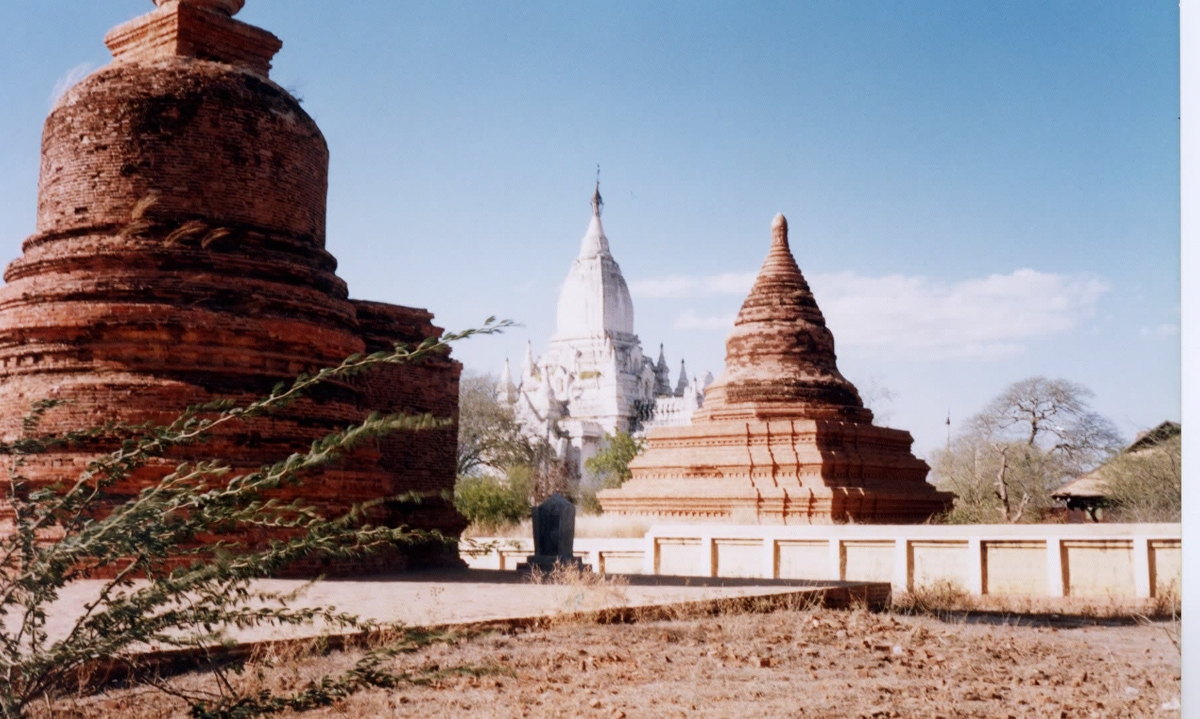 Picture Myanmar Pagan 1998-01 12 - Rooms Pagan