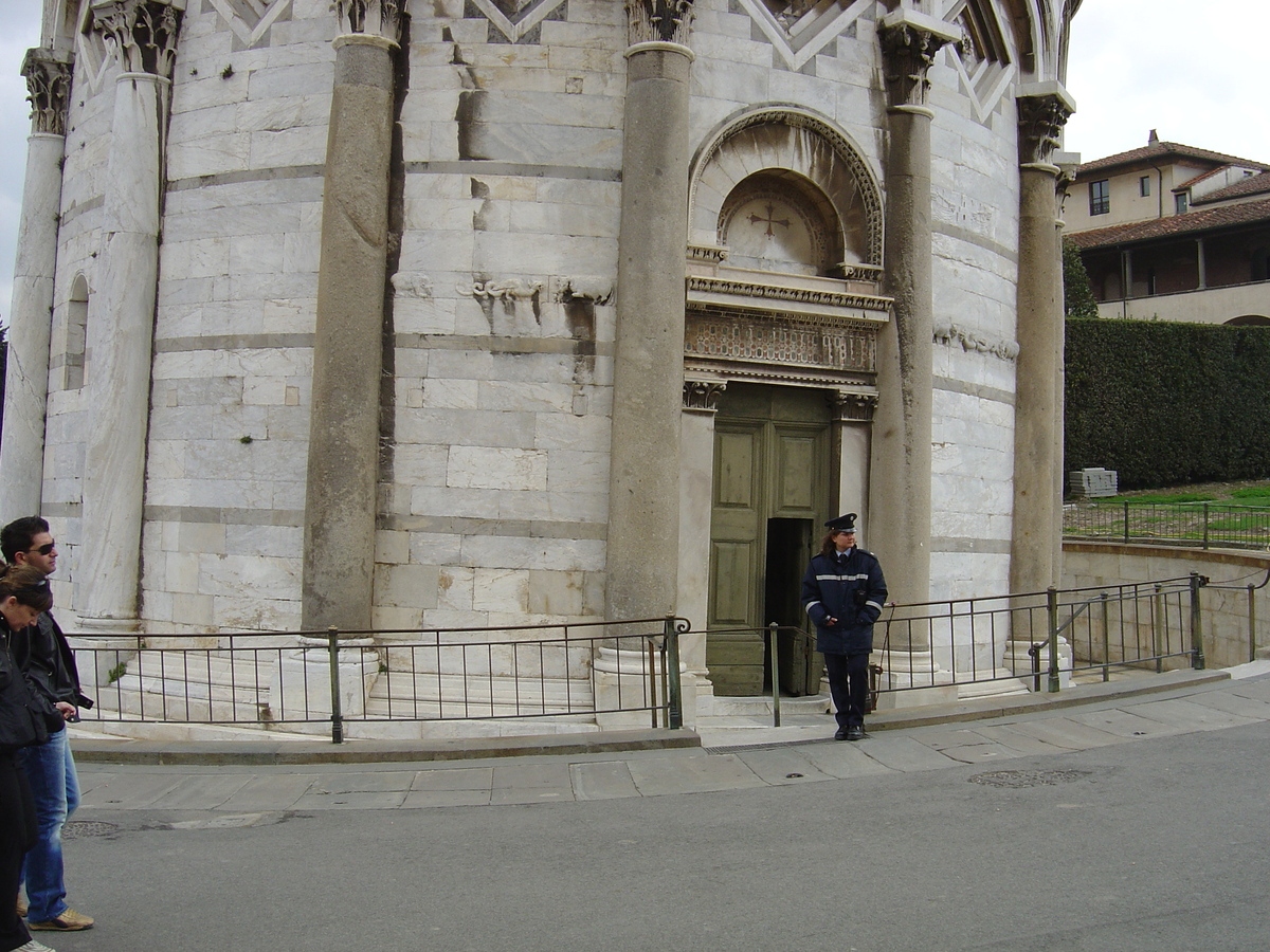 Picture Italy Pisa 2004-03 12 - Shopping Pisa