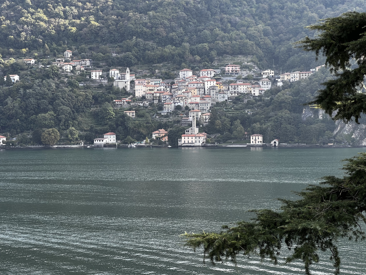 Picture Italy Lago di Como 2023-10 39 - Monument Lago di Como