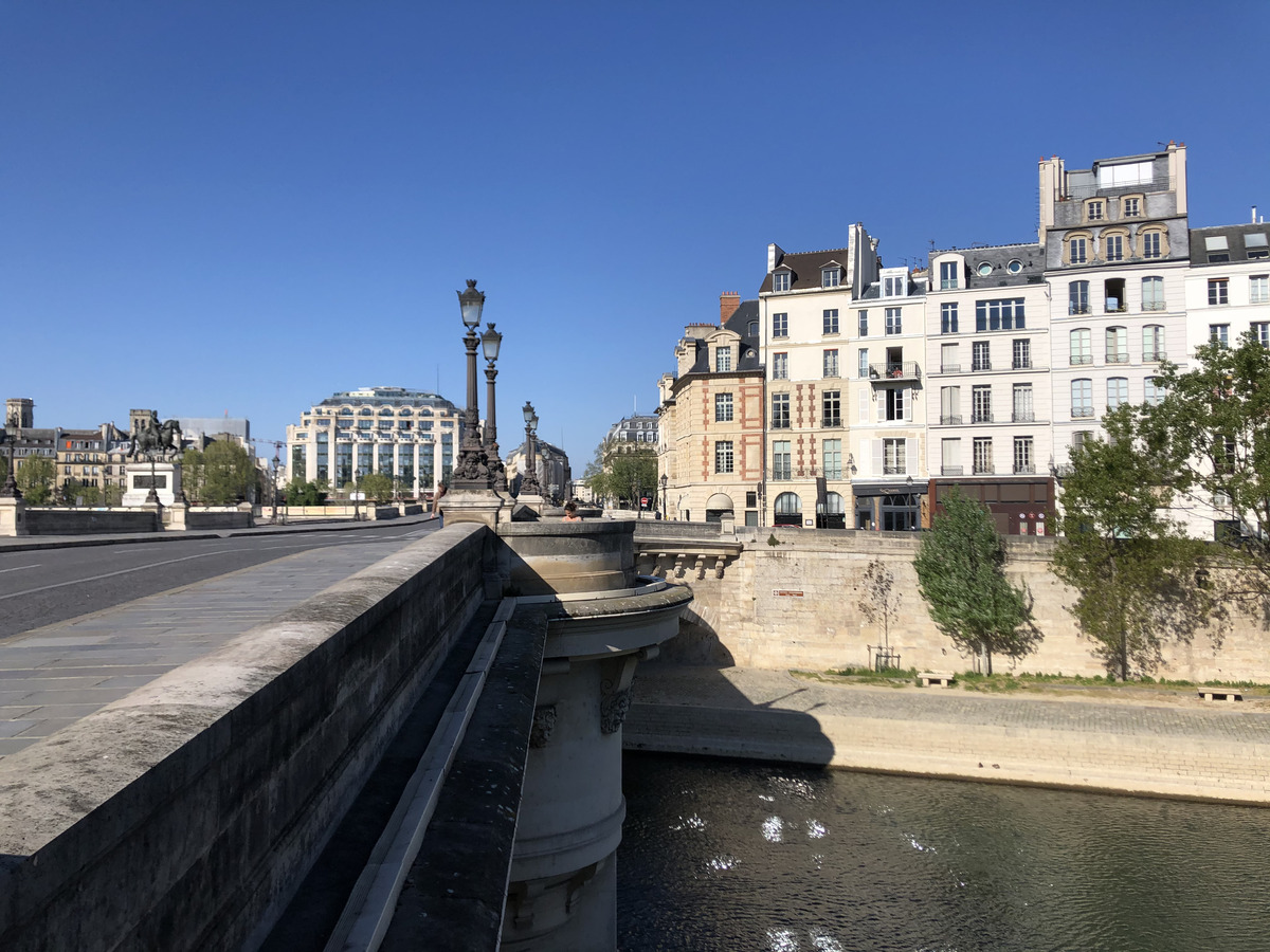 Picture France Paris lockdown 2020-04 221 - Hotel Pool Paris lockdown