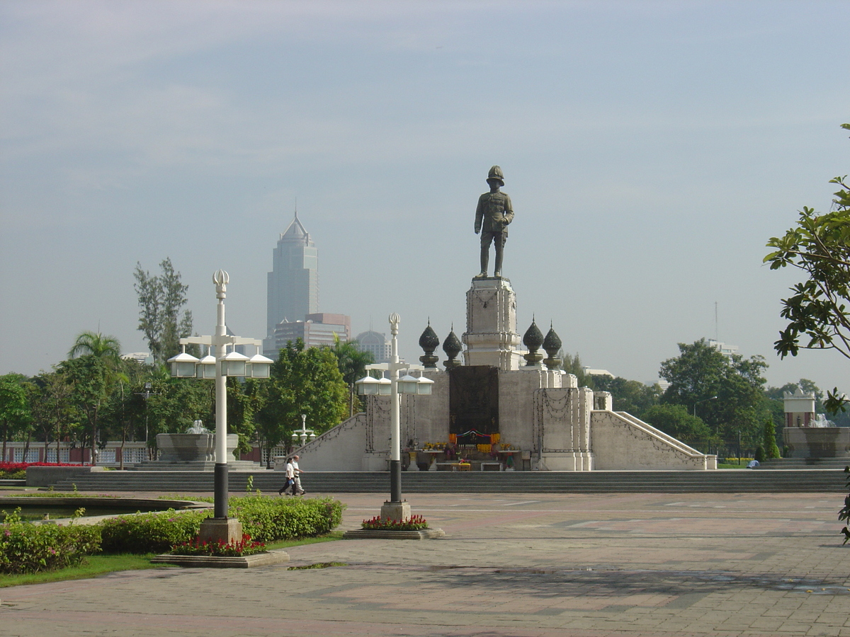 Picture Thailand Bangkok Lumpini Park 2005-12 28 - Monuments Lumpini Park