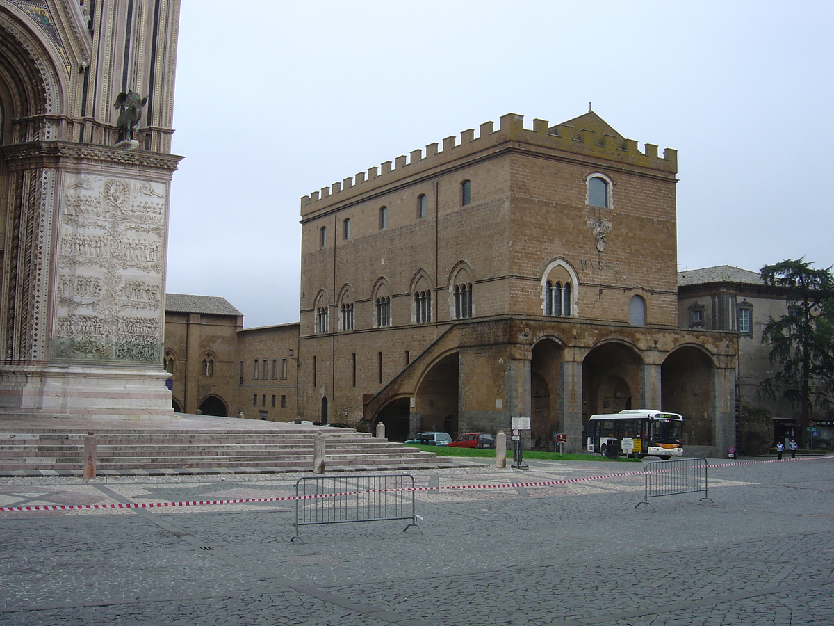 Picture Italy Orvieto 2004-03 12 - Hotels Orvieto