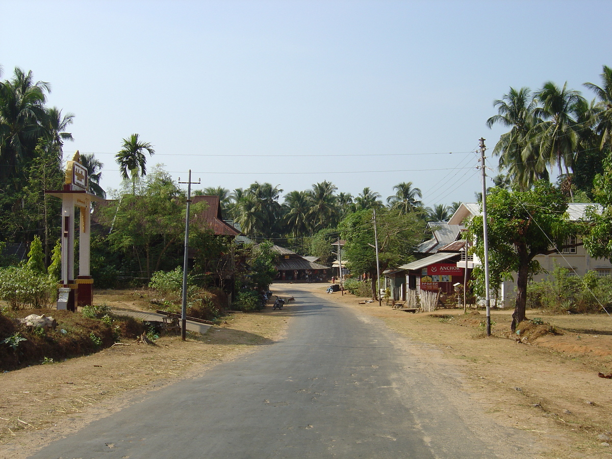 Picture Myanmar Road from Dawei to Maungmagan beach 2005-01 65 - Lands Road from Dawei to Maungmagan beach