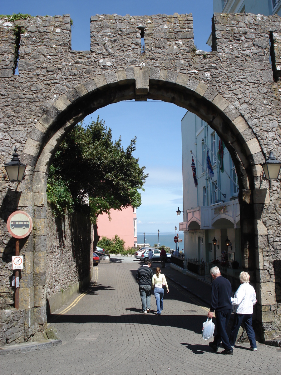 Picture United Kingdom Pembrokeshire Tenby 2006-05 38 - Street Tenby