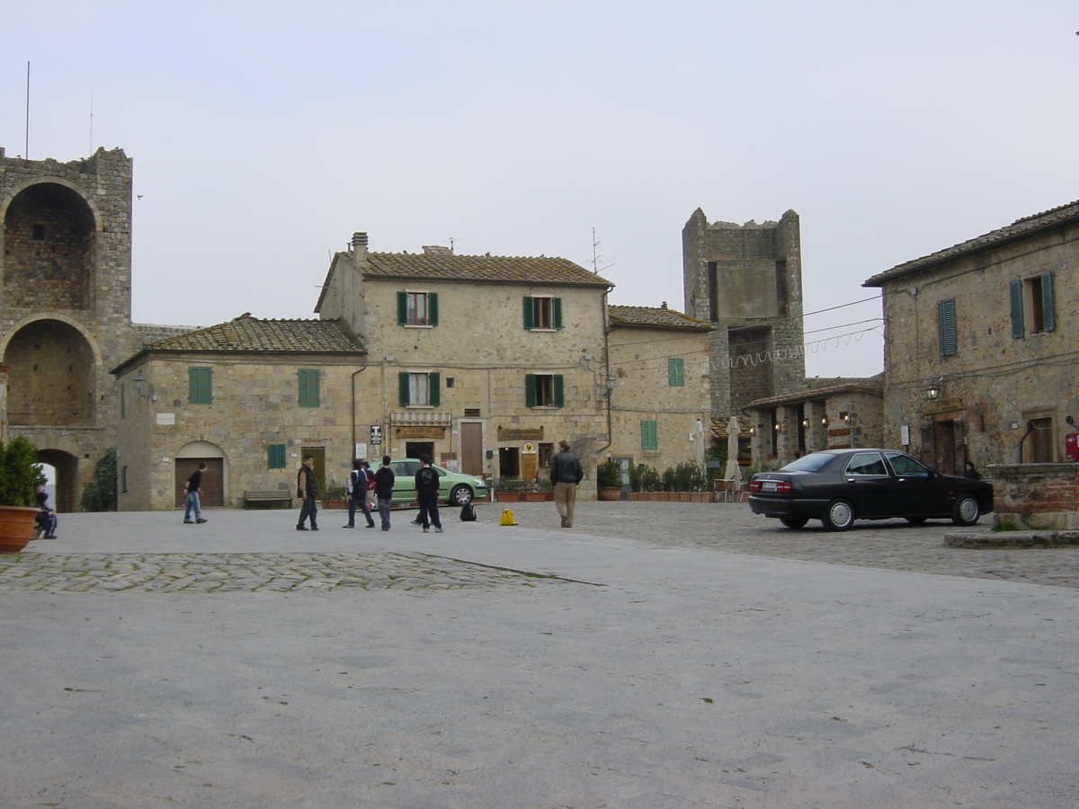 Picture Italy Monteriggioni 2004-03 0 - Night Monteriggioni