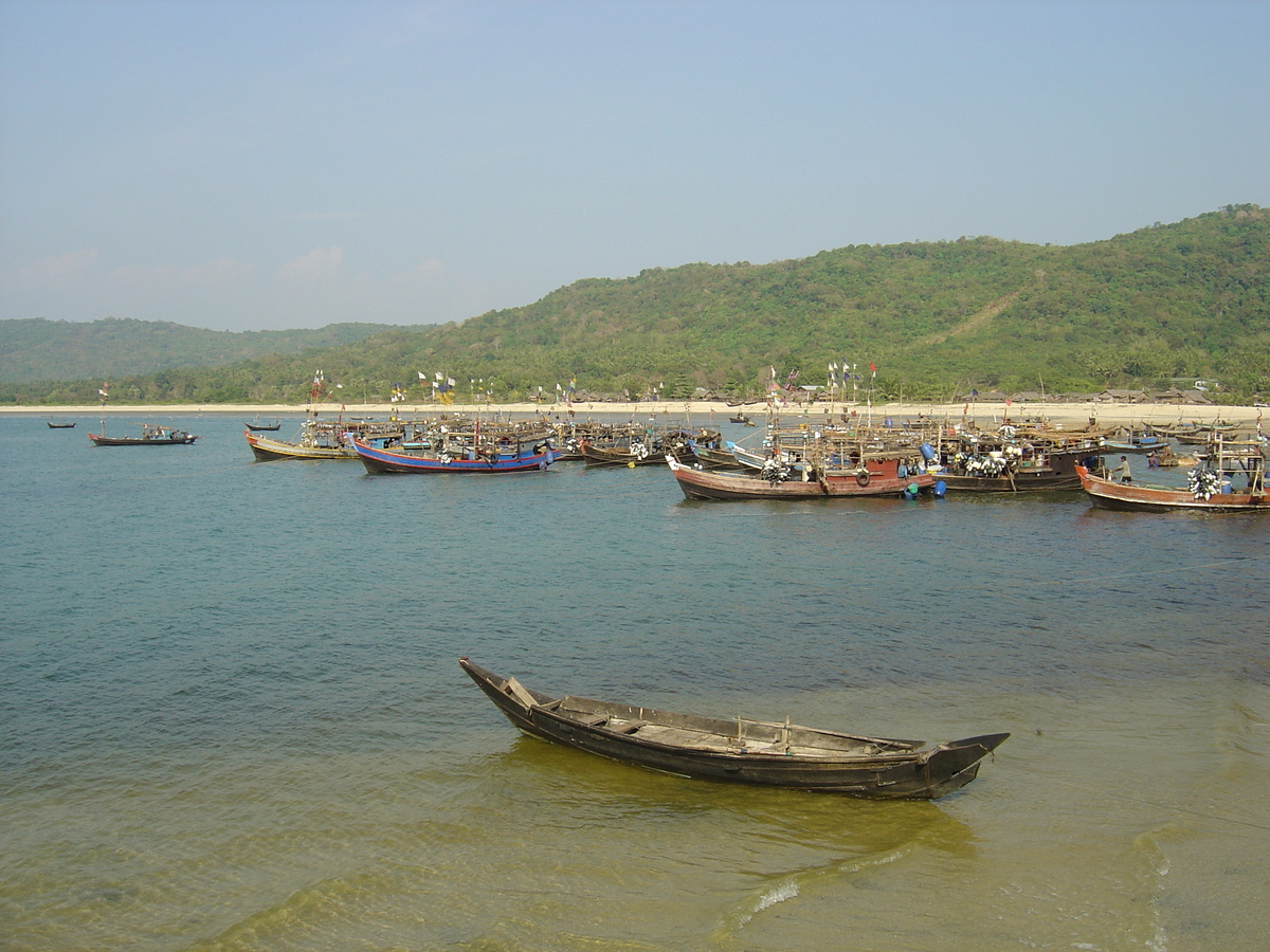 Picture Myanmar Maungmagan beach 2005-01 34 - Shopping Maungmagan beach