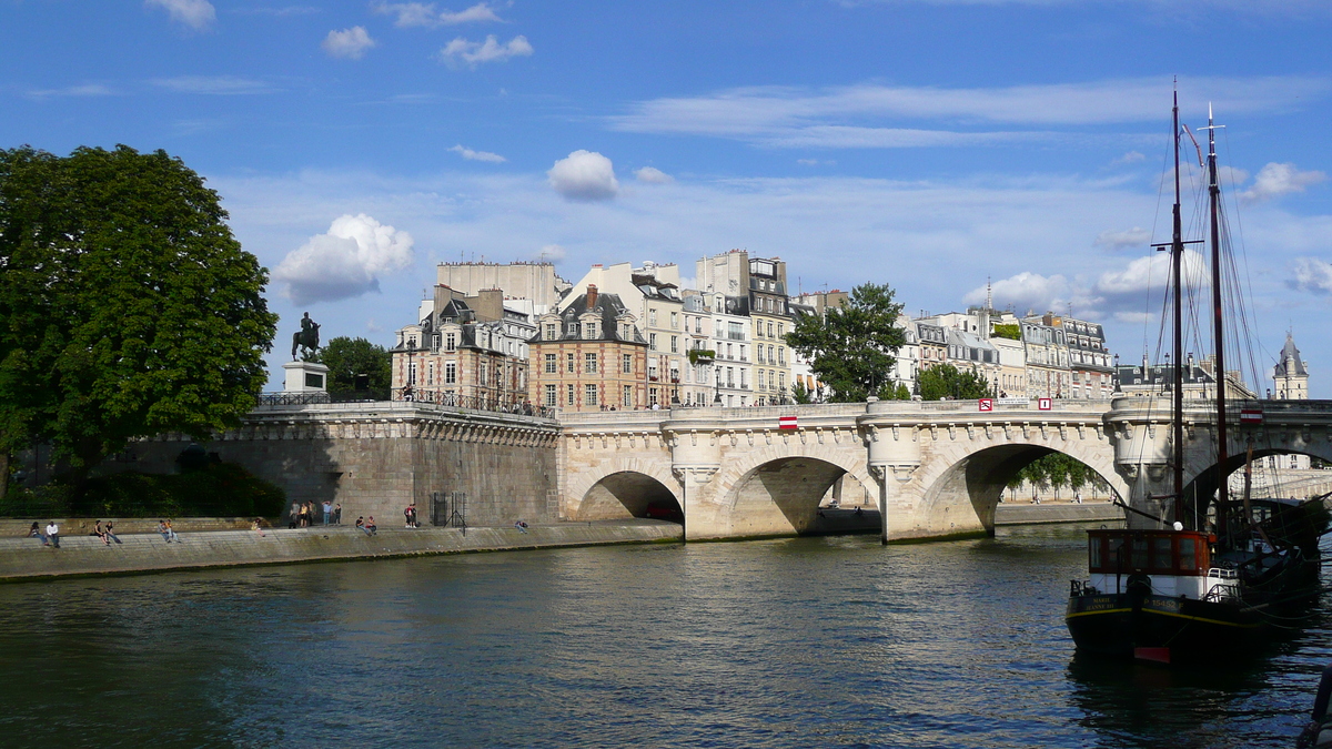 Picture France Paris La seine banks 2007-07 1 - Accomodation La seine banks