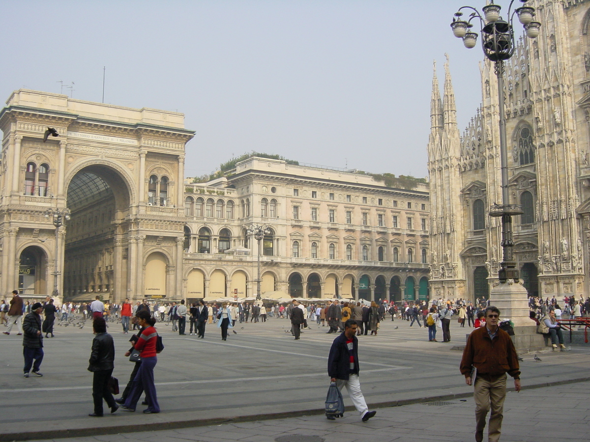 Picture Italy Milan 2001-10 19 - Walking Street Milan