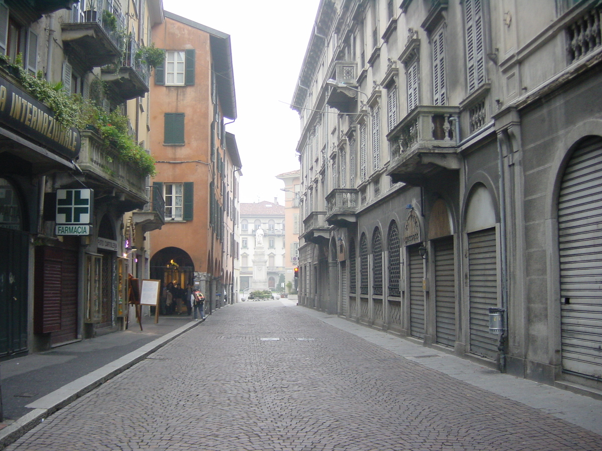 Picture Italy Como 2001-10 15 - Monument Como