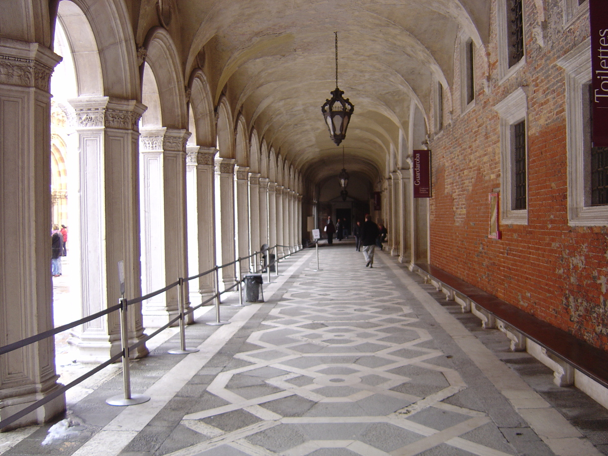 Picture Italy Venice 2005-03 153 - Walking Street Venice