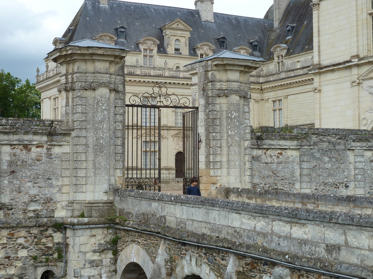 Picture France Serrant castle 2010-04 13 - Lakes Serrant castle