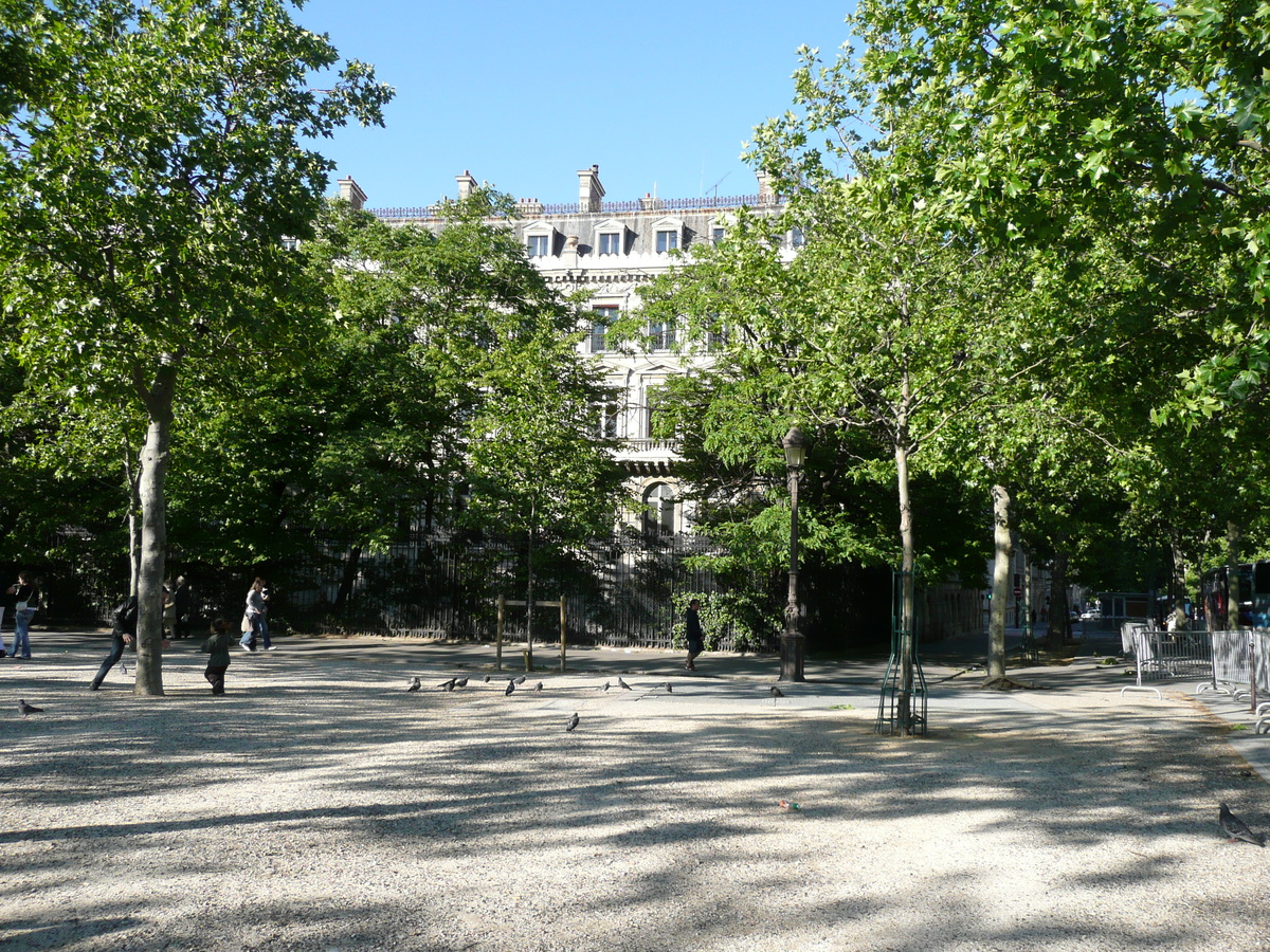 Picture France Paris Etoile and Arc de Triomphe 2007-05 94 - Lakes Etoile and Arc de Triomphe