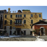 Picture Italy Venice 2005-03 84 - Walking Street Venice