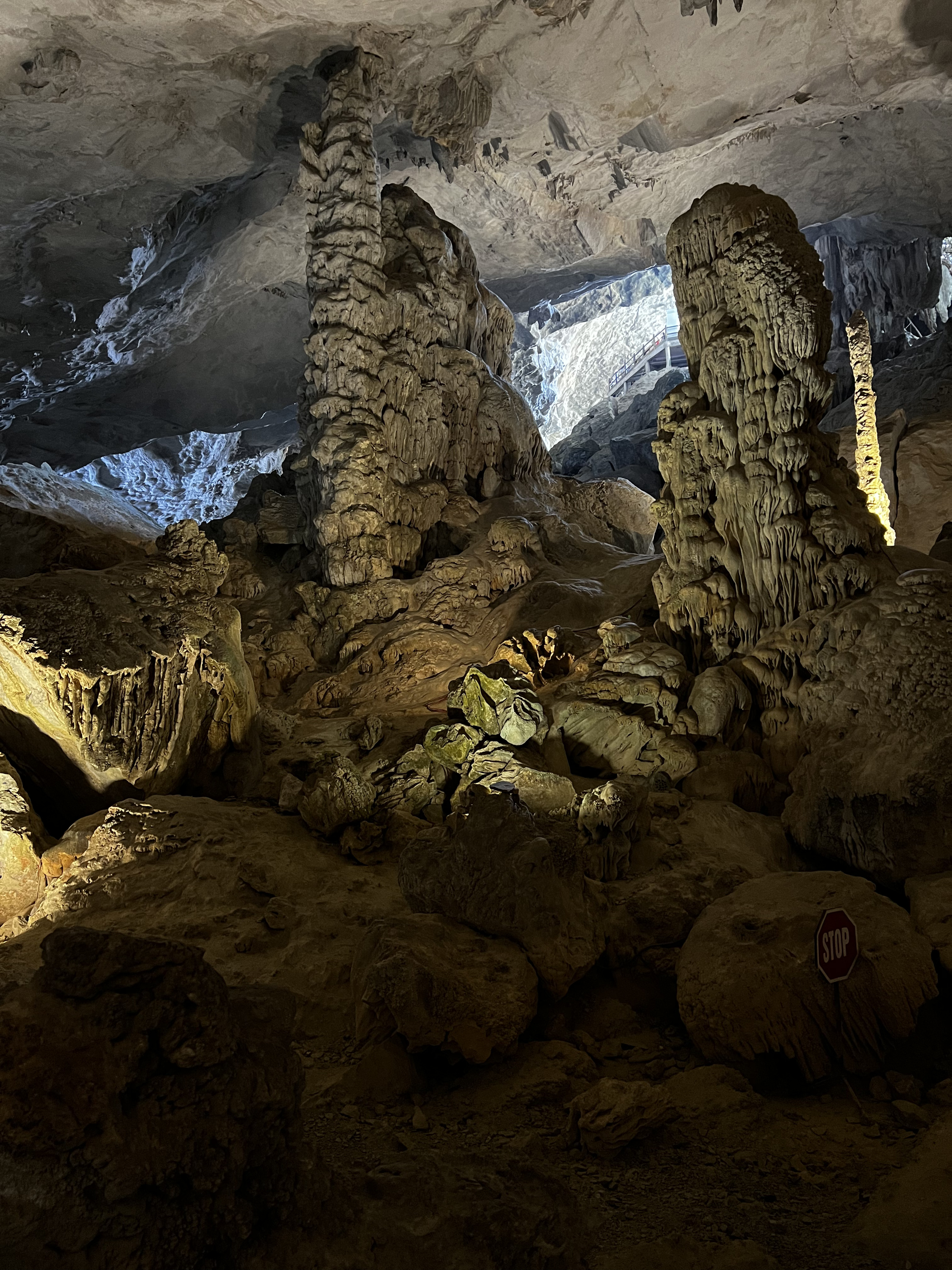 Picture Vietnam Ha Long Bay Sung Sot Cave 2024-01 56 - Center Sung Sot Cave
