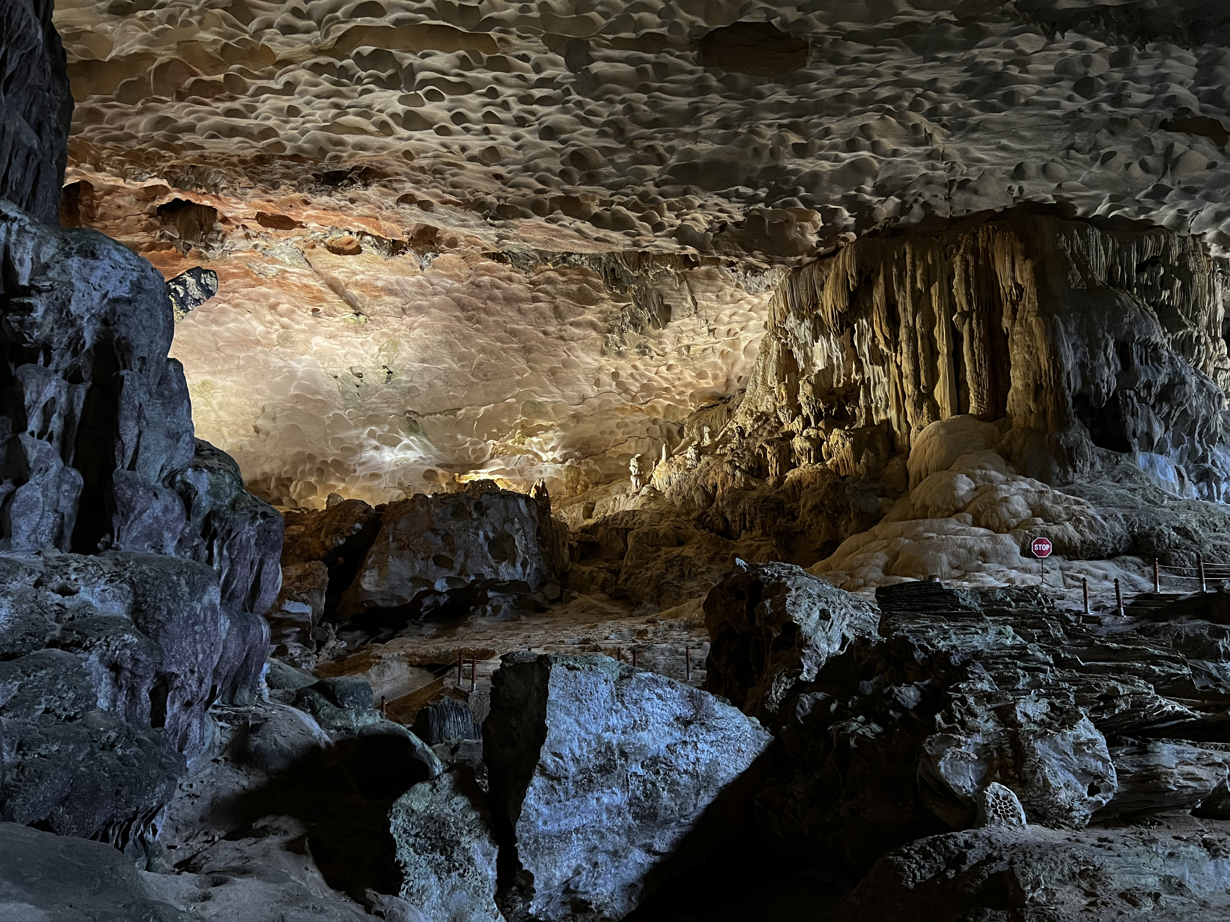 Picture Vietnam Ha Long Bay Sung Sot Cave 2024-01 64 - Center Sung Sot Cave