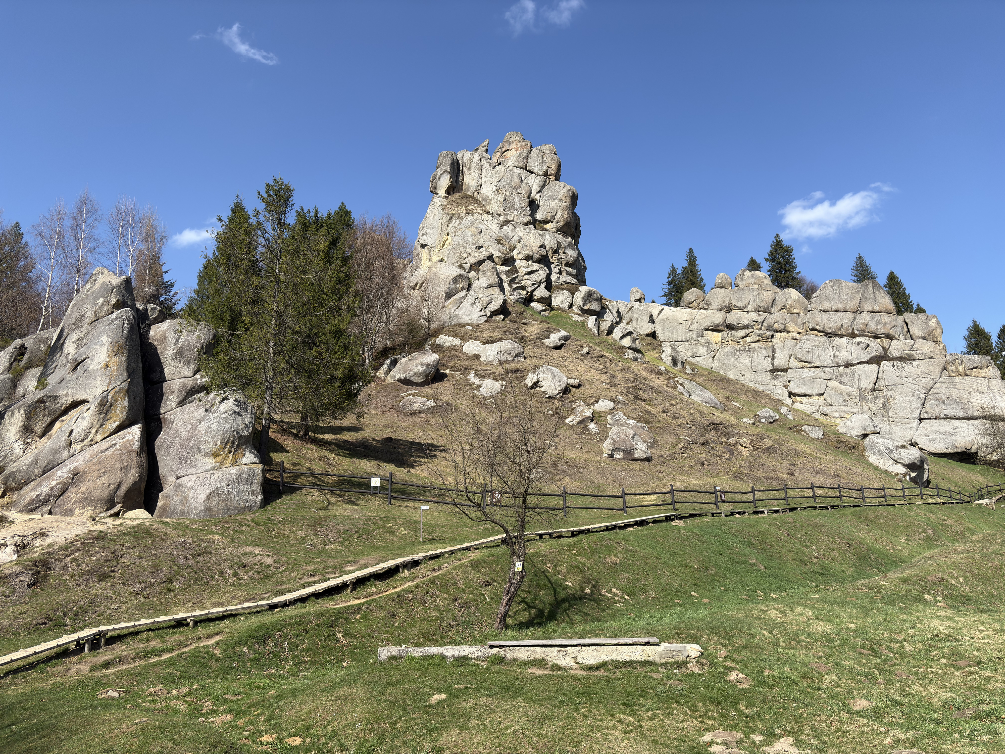 Picture Ukraine Tustan 2025-04 1 - Center Tustan