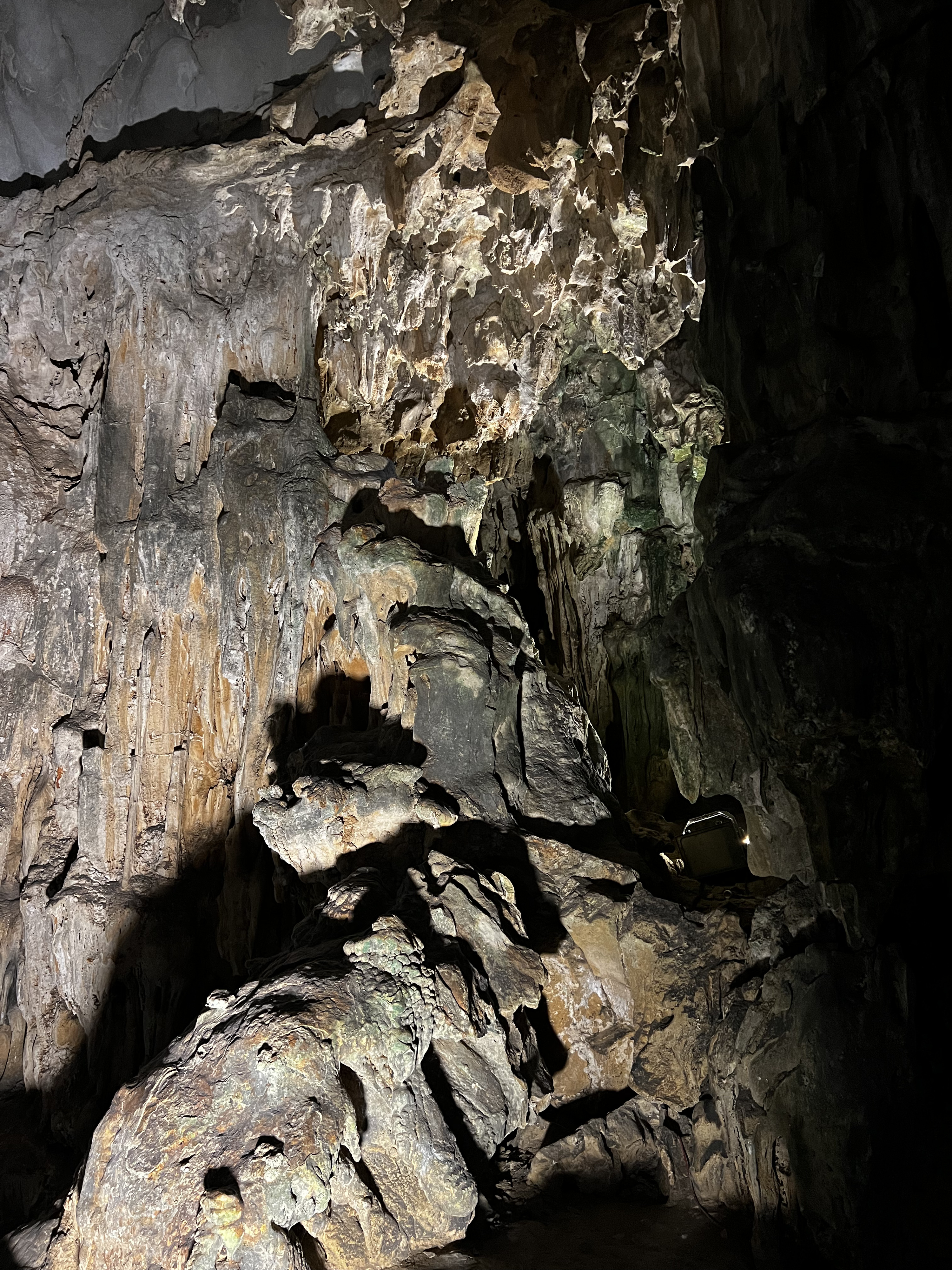 Picture Vietnam Ha Long Bay Sung Sot Cave 2024-01 28 - Around Sung Sot Cave