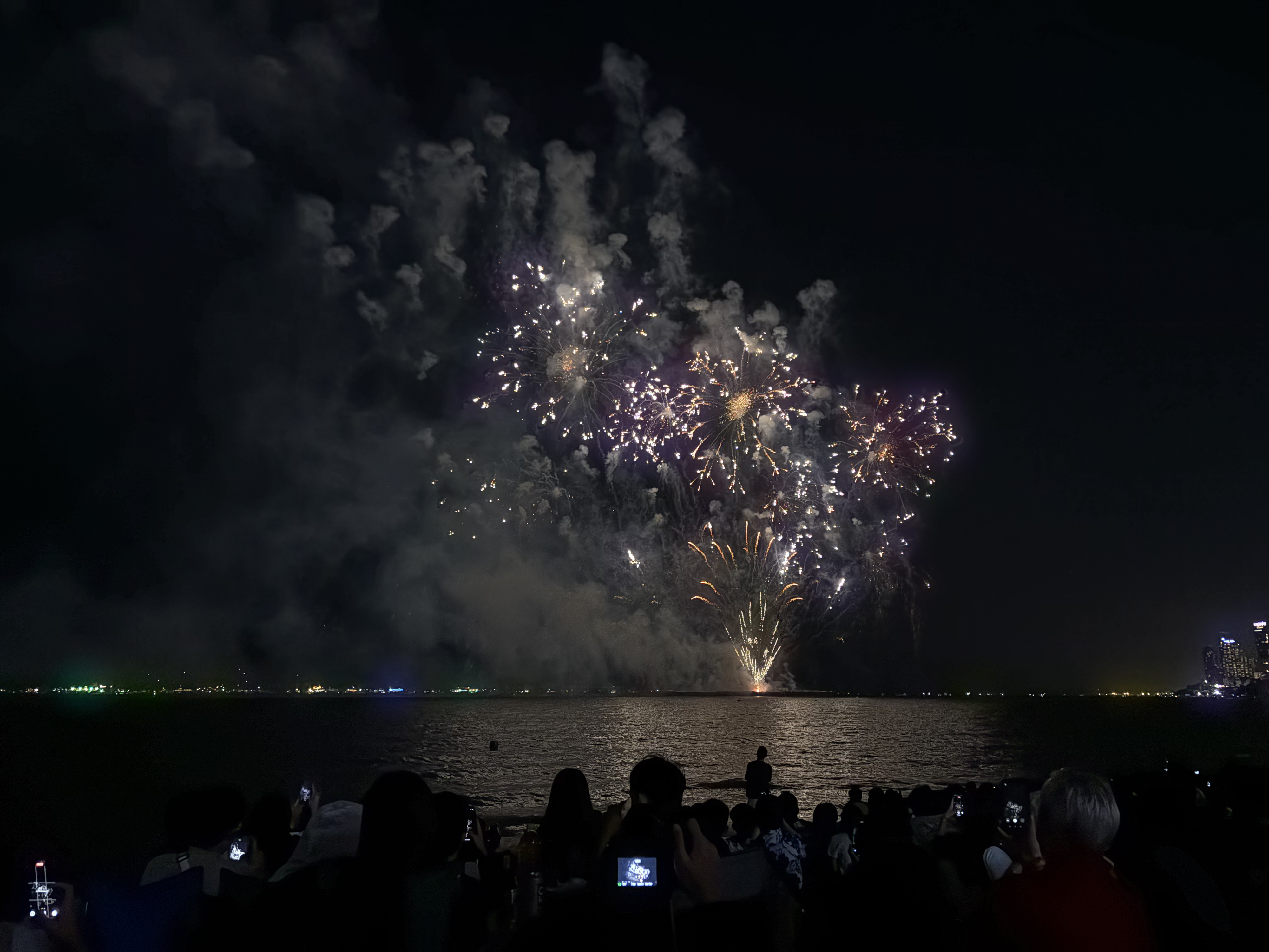 Picture Thailand Pattaya Fireworks 2024-12 55 - Center Fireworks