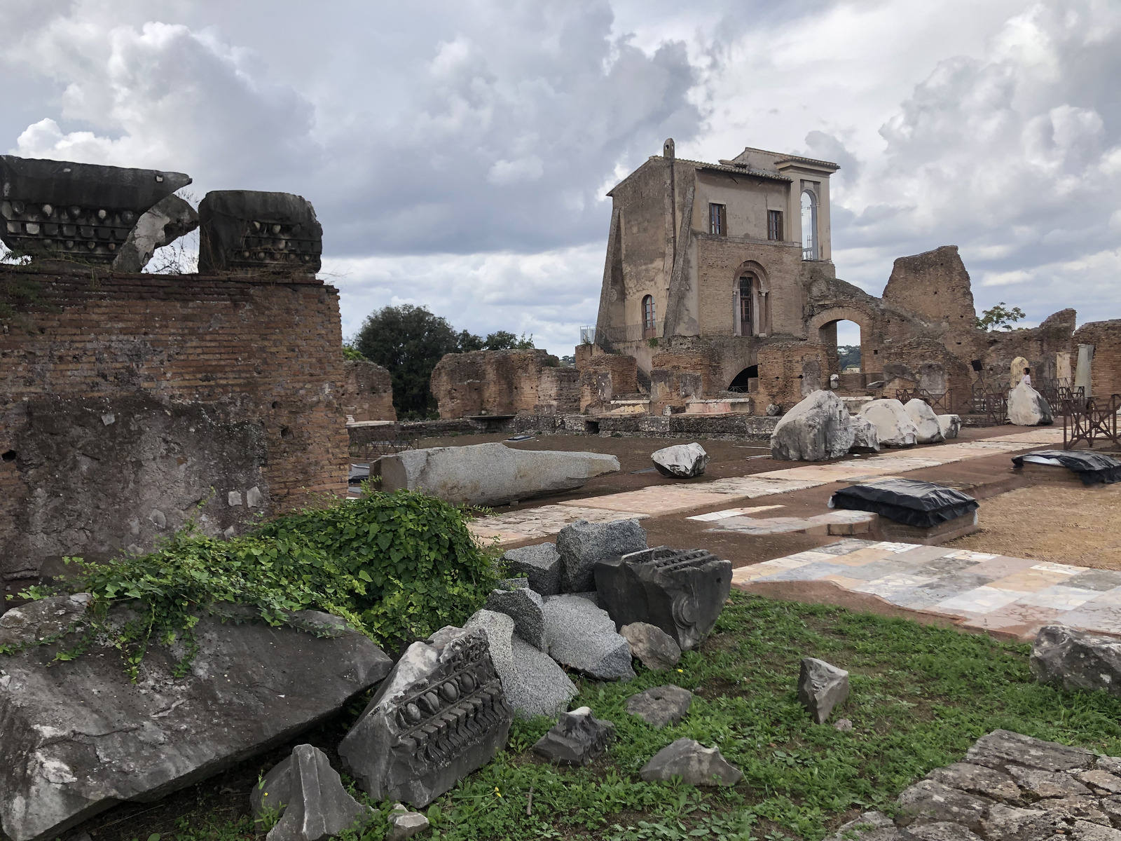 Picture Italy Rome Roman Forum 2024-09 101 - Tourist Roman Forum