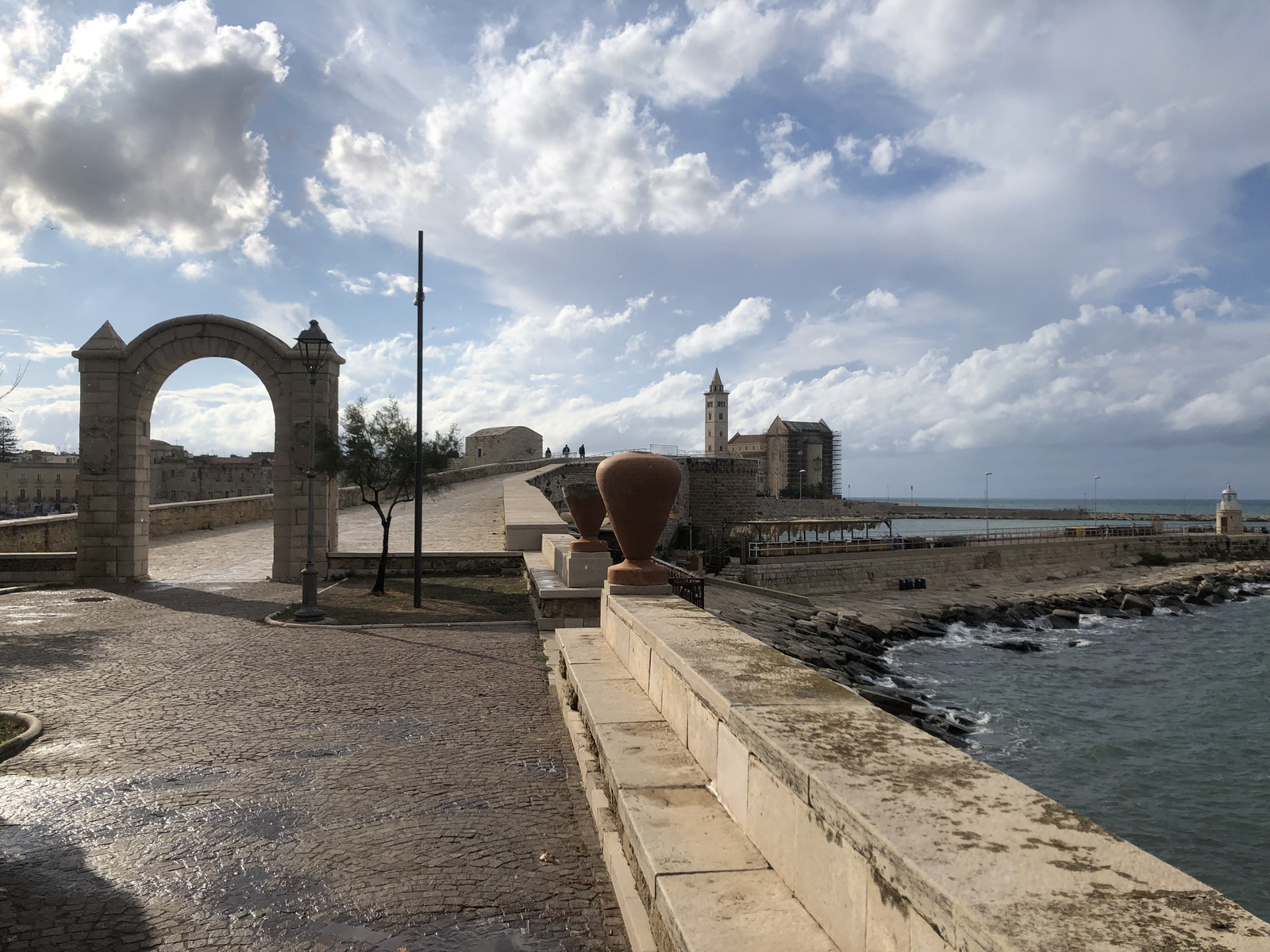 Picture Italy Trani 2024-09 42 - Store Trani