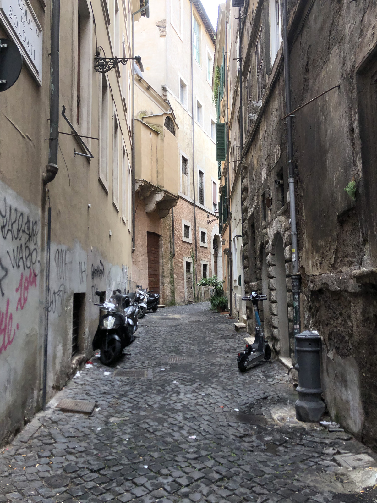 Picture Italy Rome 2024-09 94 - Car Rome