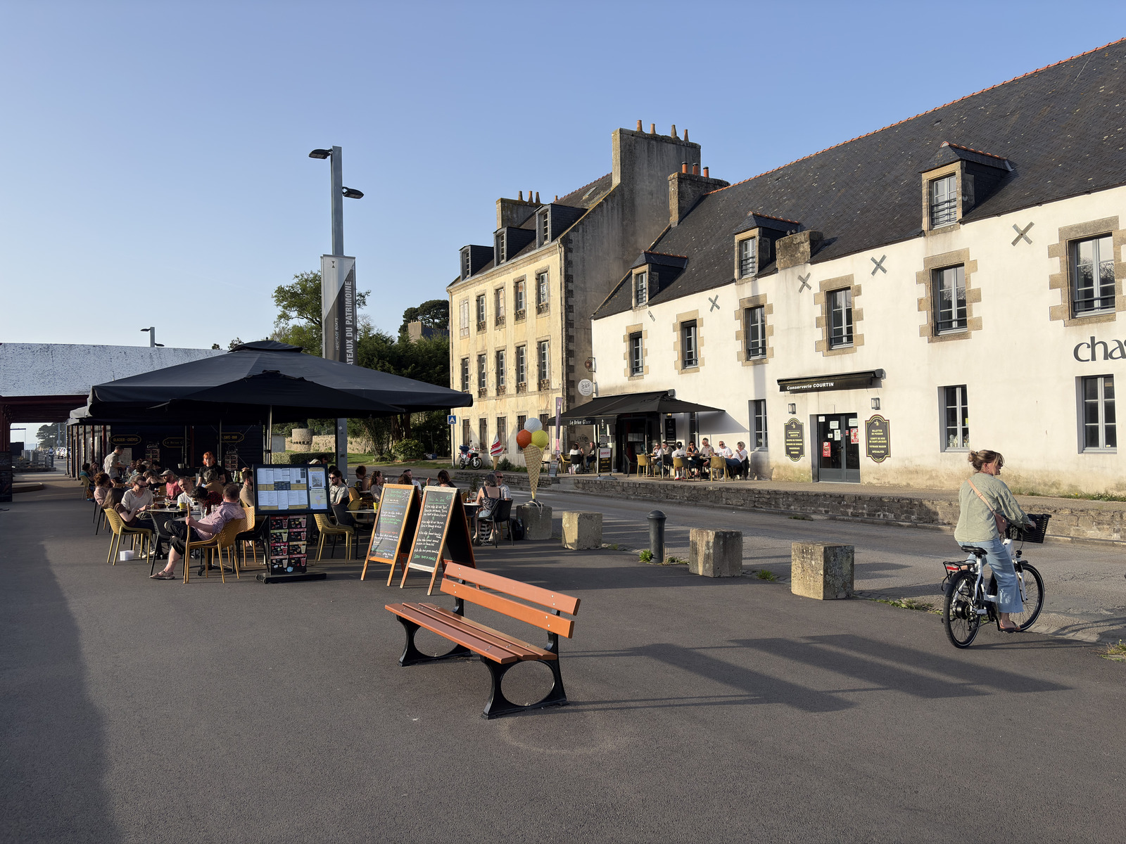 Picture France Douarnenez 2026-04 13 - Shopping Mall Douarnenez