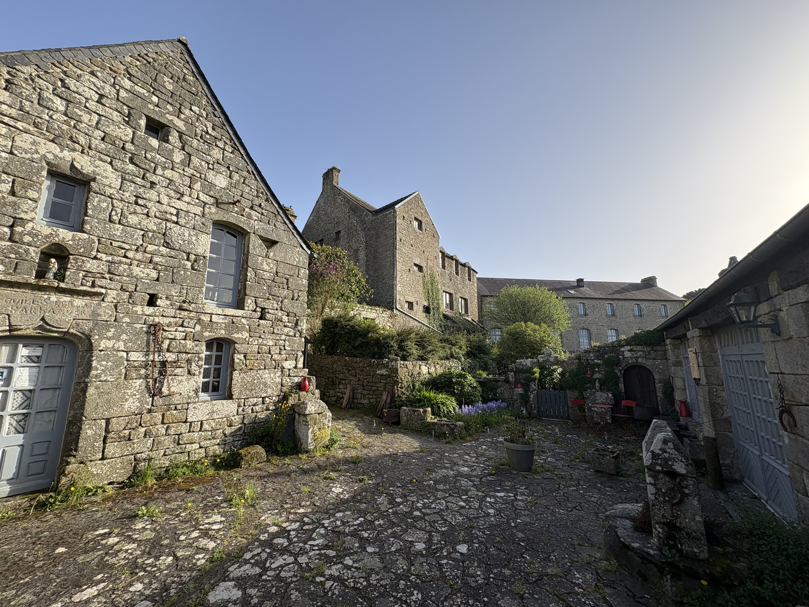 Picture France Locronan 2026-04 121 - Shopping Mall Locronan