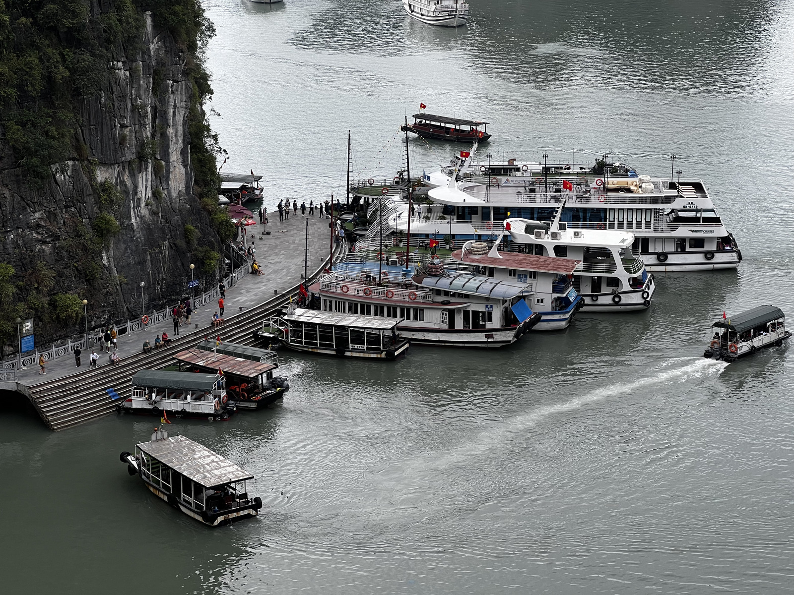 Picture Vietnam Ha Long Bay Sung Sot Cave 2024-01 66 - Store Sung Sot Cave