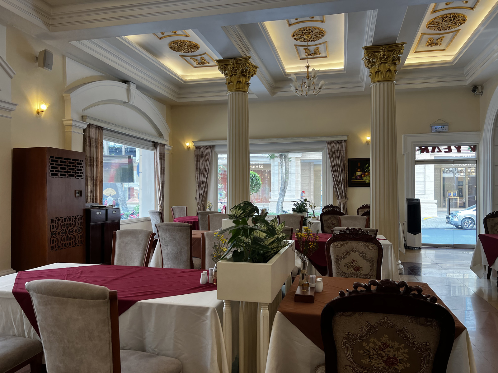 Picture Vietnam Saigon Continental Hotel 2024-01 34 - Trail Continental Hotel