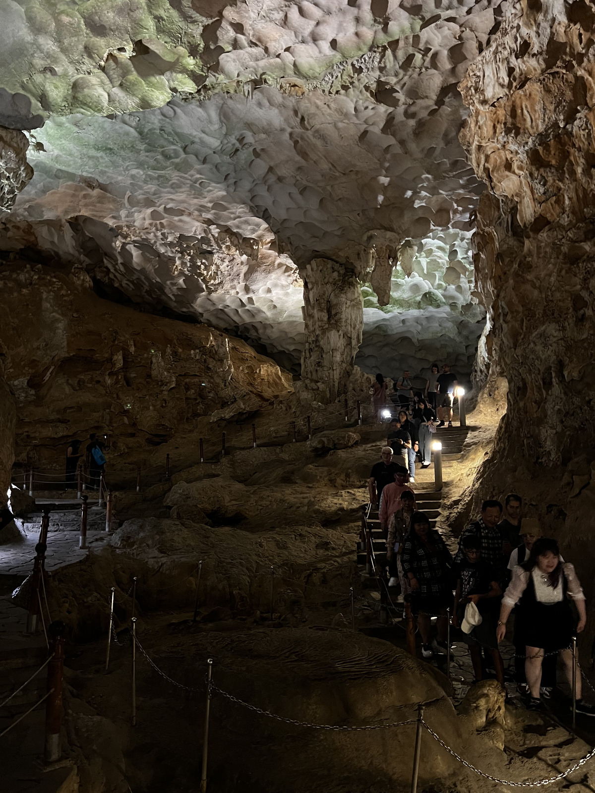 Picture Vietnam Ha Long Bay Sung Sot Cave 2024-01 29 - Sightseeing Sung Sot Cave