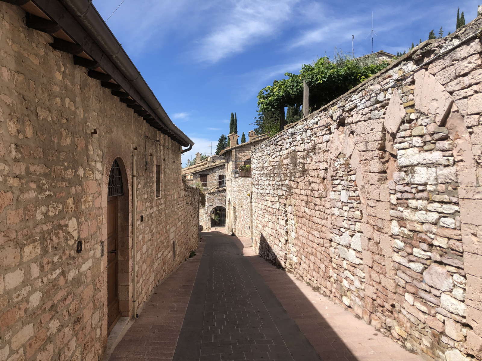 Picture Italy Assisi 2024-09 95 - Shopping Mall Assisi