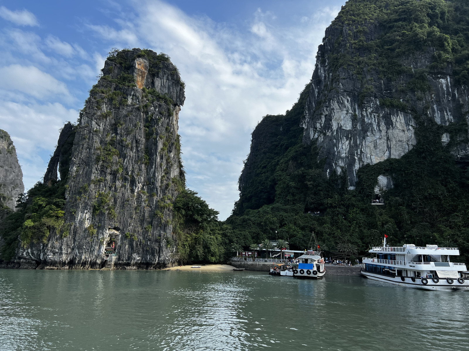 Picture Vietnam Ha Long Bay 2024-01 127 - Road Ha Long Bay