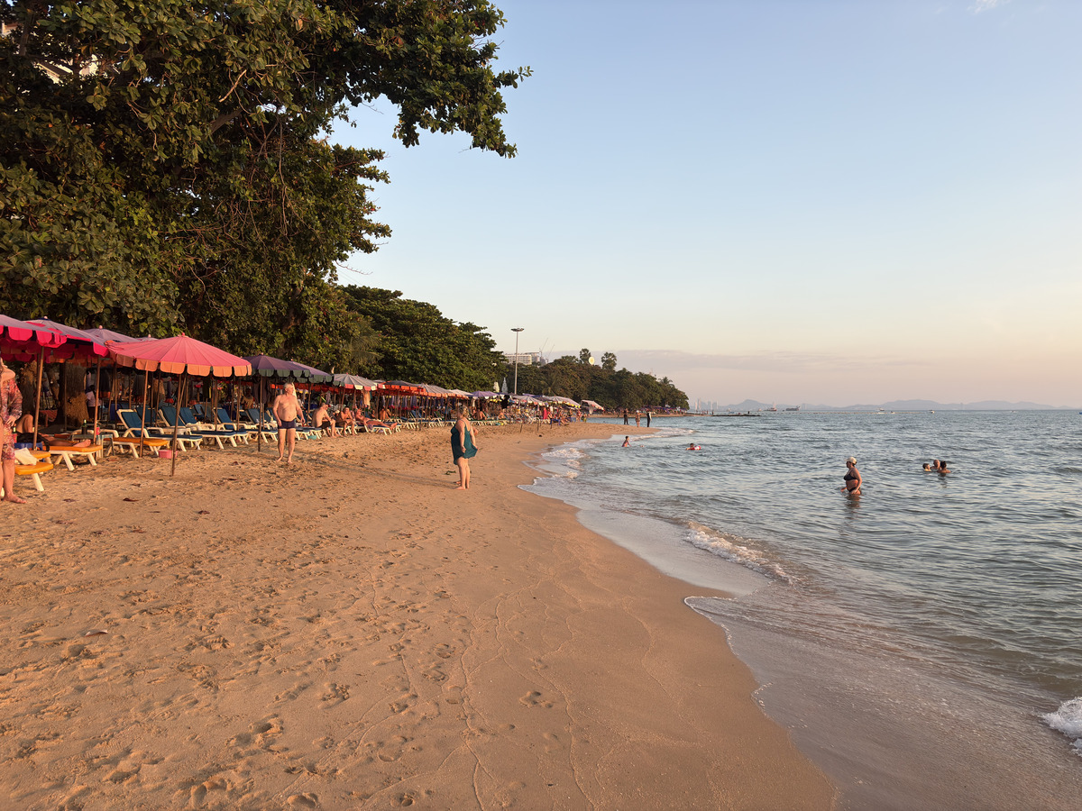 Picture Thailand Pattaya Dongtan beach 2025-12 42 - Hotels Dongtan beach