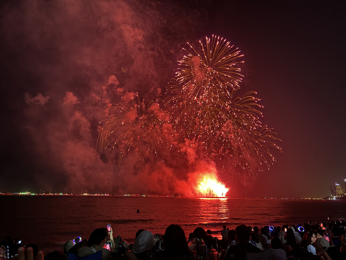 Picture Thailand Pattaya Fireworks 2024-12 79 - Street Fireworks