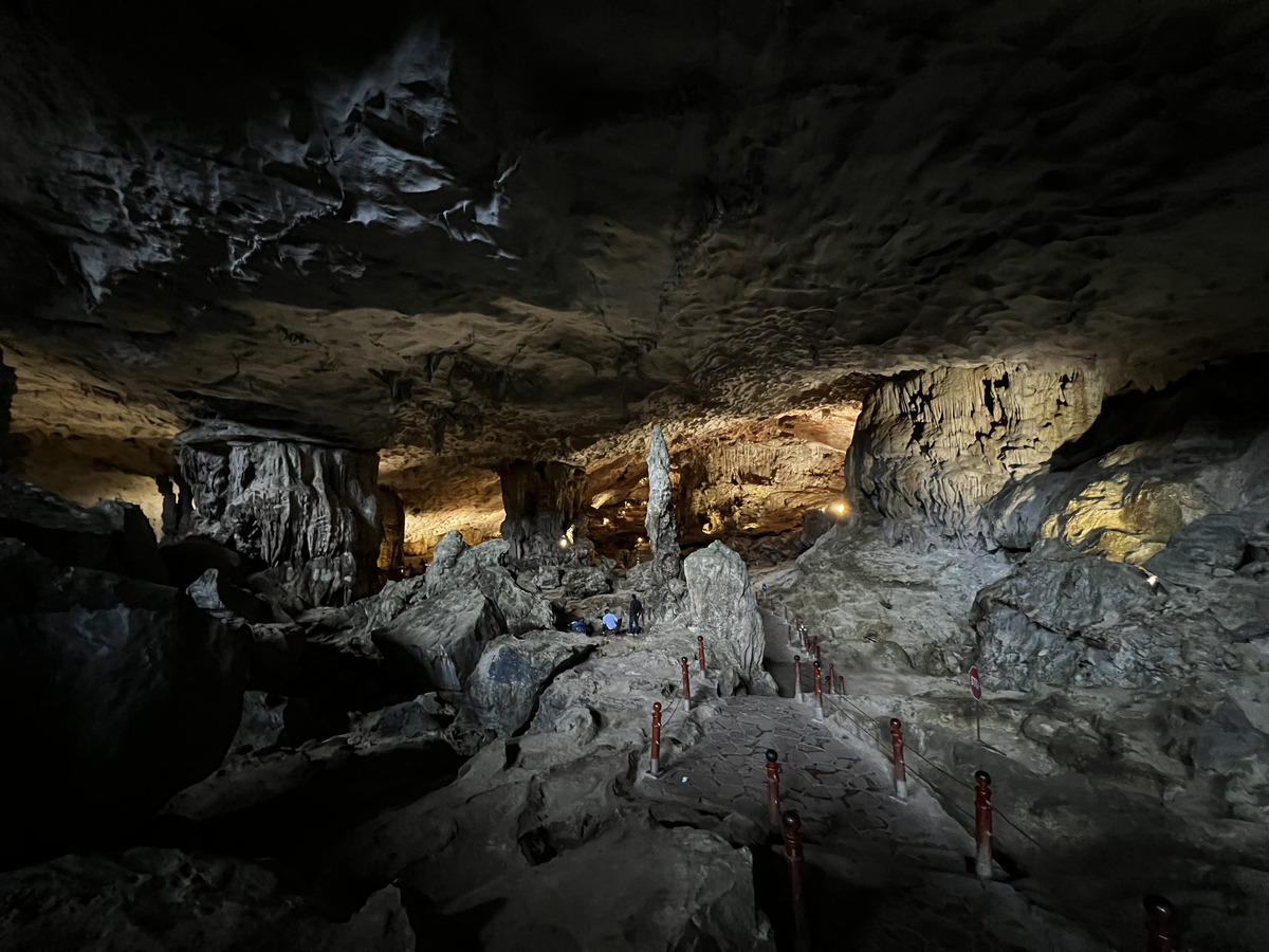 Picture Vietnam Ha Long Bay Sung Sot Cave 2024-01 49 - Monument Sung Sot Cave