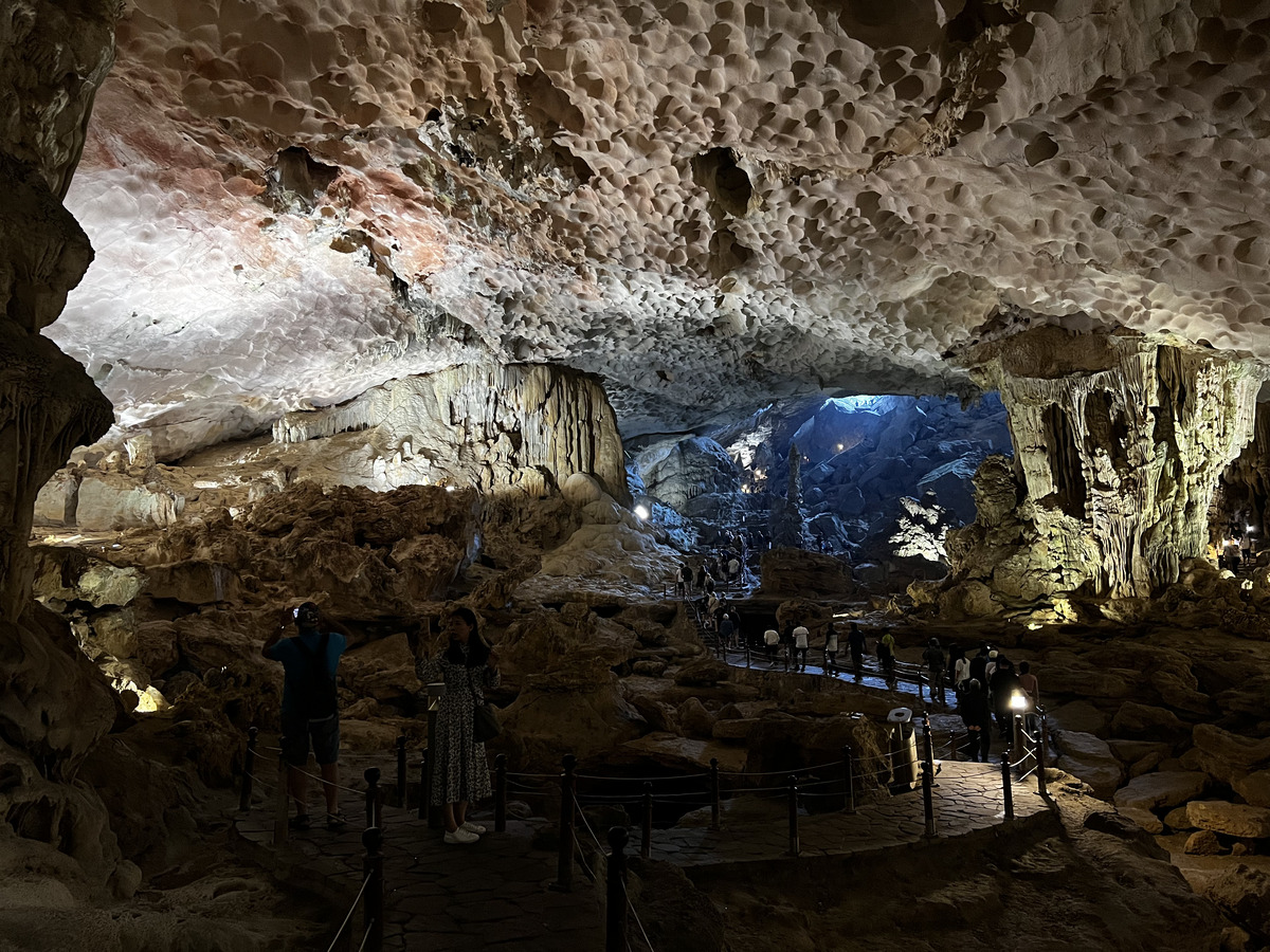 Picture Vietnam Ha Long Bay Sung Sot Cave 2024-01 19 - Cost Sung Sot Cave