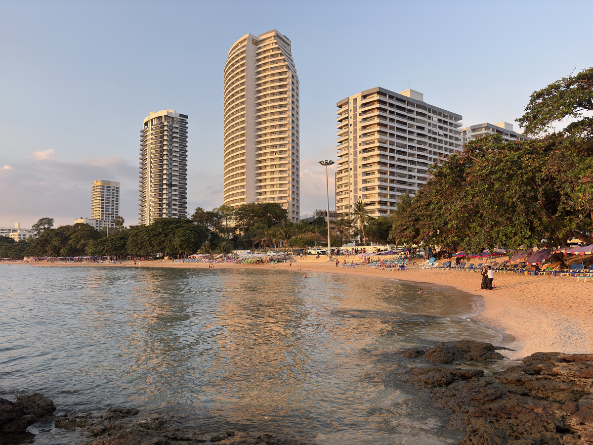 Picture Thailand Pattaya Dongtan beach 2025-12 3 - Waterfall Dongtan beach