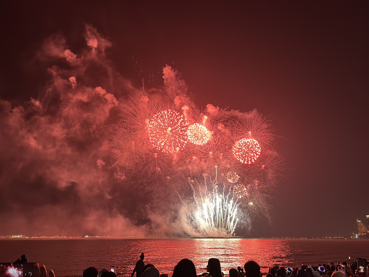 Picture Thailand Pattaya Fireworks 2024-12 69 - Hotel Pool Fireworks