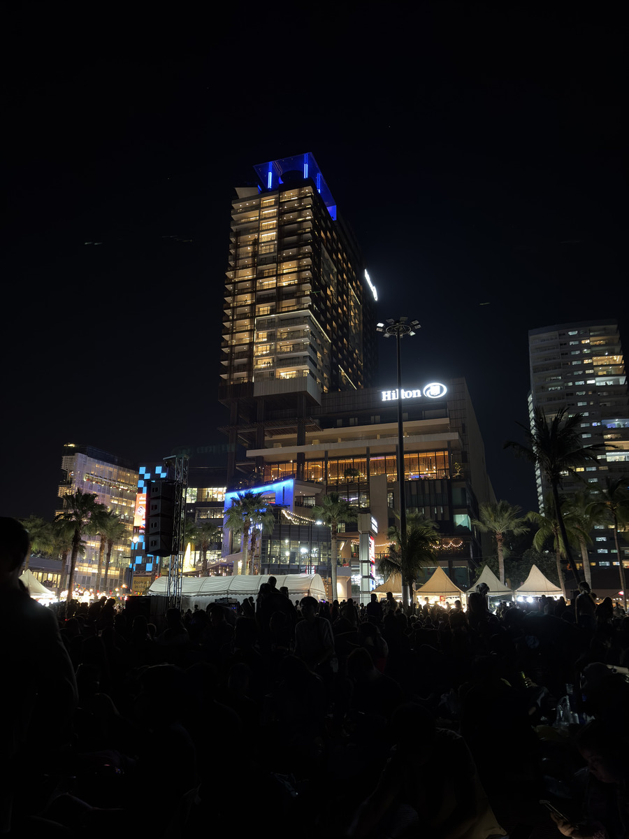 Picture Thailand Pattaya Fireworks 2024-12 38 - Hotel Pool Fireworks
