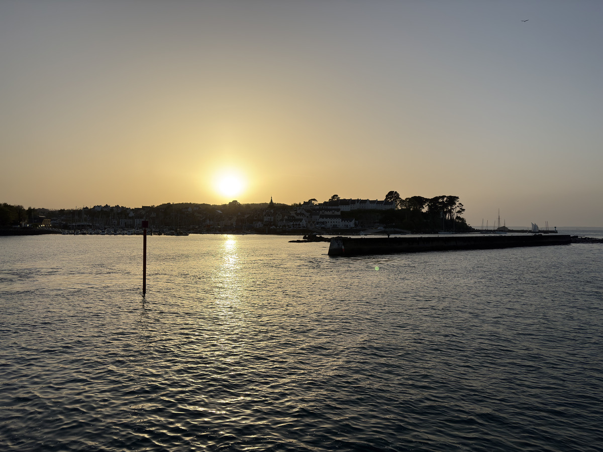 Picture France Douarnenez 2026-04 4 - Hotel Pool Douarnenez
