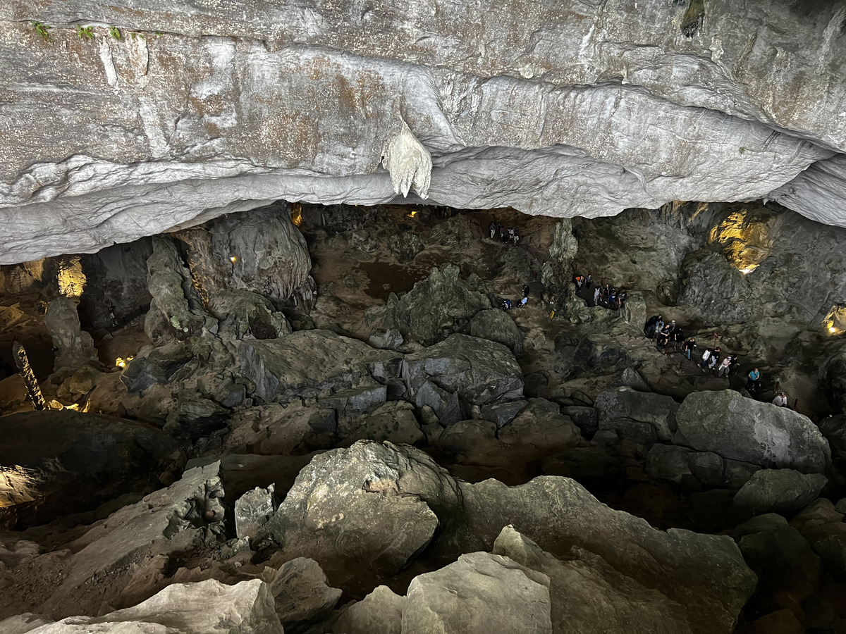 Picture Vietnam Ha Long Bay Sung Sot Cave 2024-01 72 - Sunrise Sung Sot Cave